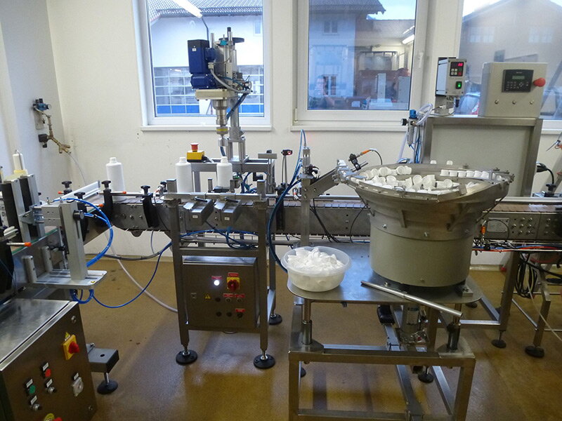 Plne automatický zatvárač uzáverov / skrutkovač uzáverov VM-40 Plne automatický zatvárač uzáverov / skrutkovač uzáverov VM-40