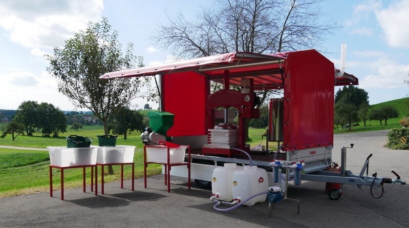 Mobilná komerčná muštáreň 200 l/hodina- elektrický pasterizátor a elektrický hydraulický lis Mobilná komerčná muštáreň 200 l/hodina- elektrický pasterizátor a elektrický hydraulický lis
