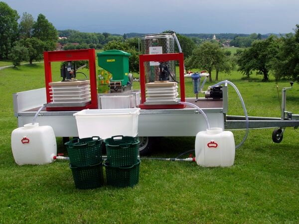 Mobilná komerčná muštáreň 150 l/hodina - elektrický pasterizátor a ručný hydraulický lis Mobilná komerčná muštáreň 150 l/hodina - elektrický pasterizátor a ručný hydraulický lis
